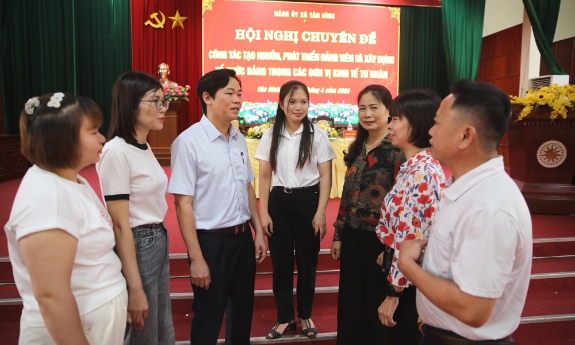 Tân Dĩnh đẩy mạnh phát triển đảng viên và xây dựng tổ chức đảng trong các đơn vị kinh tế tư nhân